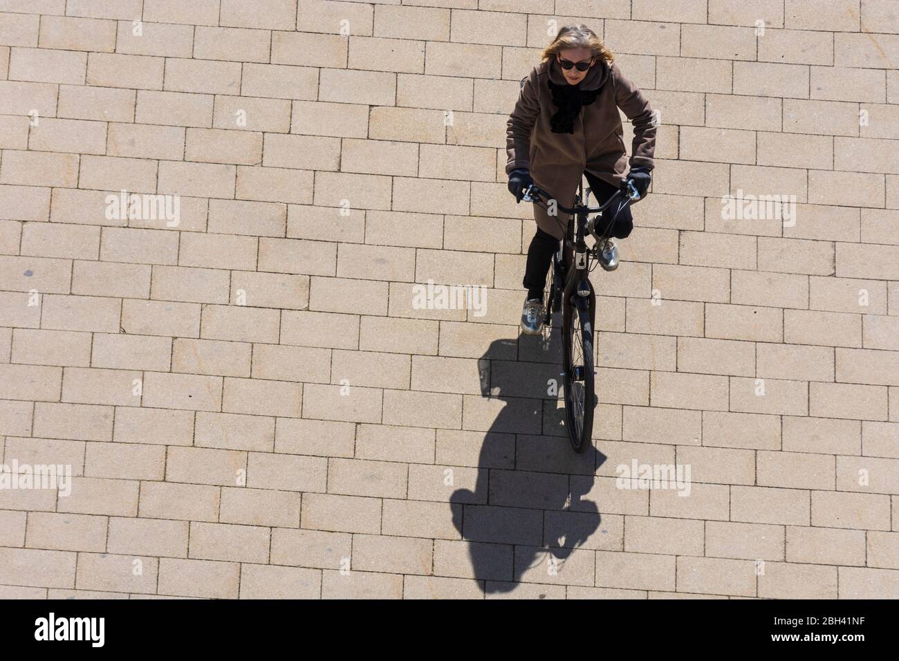 Wien, Wien: Frau auf dem Fahrrad allein, langer Schatten, in , Wien, Österreich Stockfoto