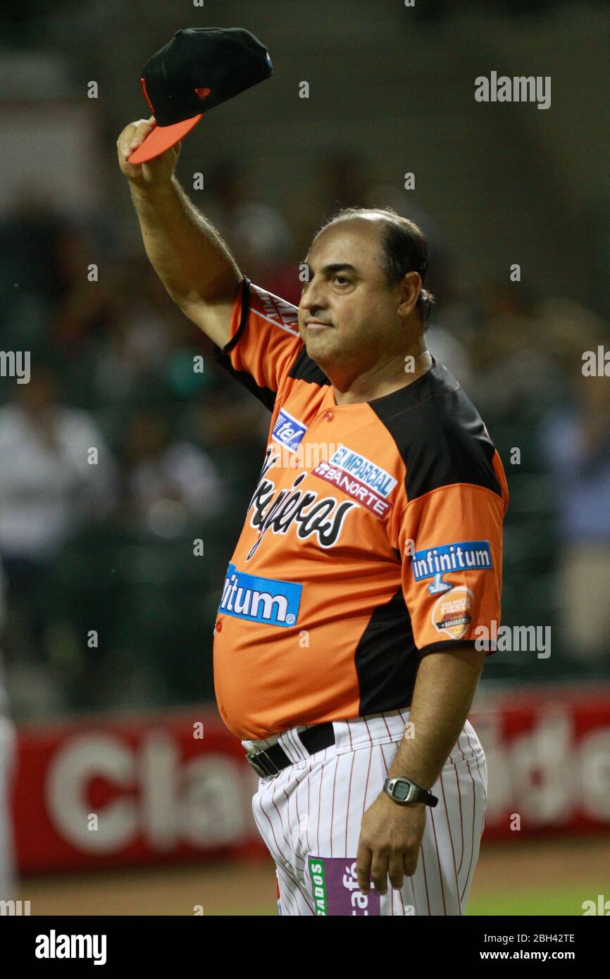 El Coach Cornelio Garcia de Naranjeros entra al Salon de la fama del Beisbol y se le reconoce durante el juego de beisbol de Naranjeros vs Cañeros d Stockfoto