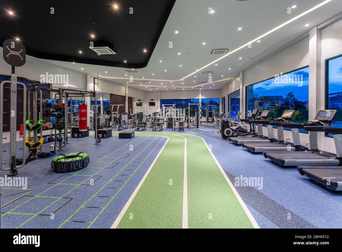 Fitnessclub Fitnessbereich Geräte im Oceanic Tennis and Fitness Club in Phuket, Thailand. Stockfoto