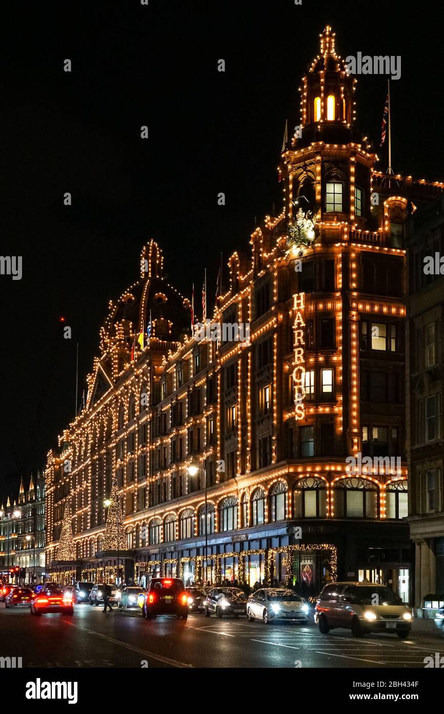 Harrods Kaufhaus beleuchtet bei Nacht, London, England Vereinigtes Königreich Großbritannien Stockfoto