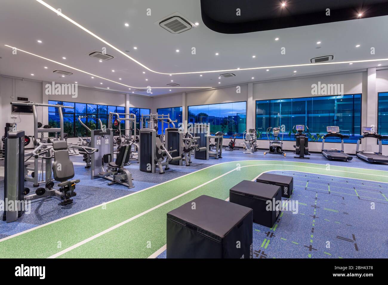 Fitnessclub Fitnessbereich Geräte im Oceanic Tennis and Fitness Club in Phuket, Thailand. Stockfoto