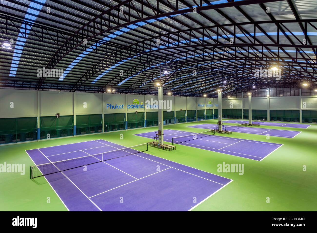 Indoor-Tennisplatz im Oceanic Tennis and Fitness Club in Phuket, Thailand. Stockfoto