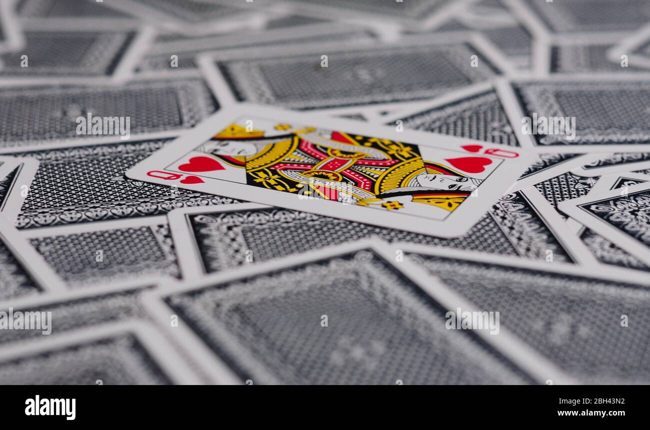 Königin der Herzen, die in einem Kartenspiel im Rampenlicht steht Stockfoto