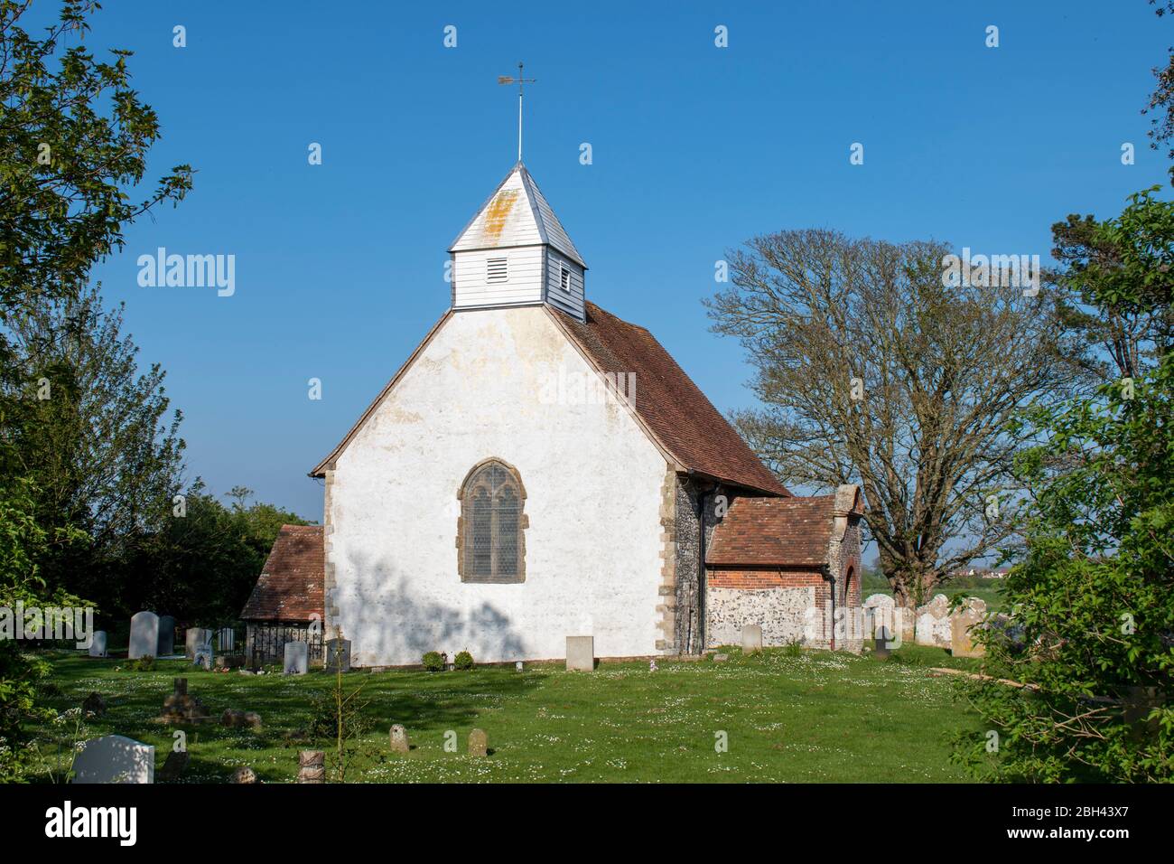 St. Andrew's Church im Dorf Ford West Sussex, ein denkmalgeschütztes Gebäude aus der normannischen Zeit. Stockfoto