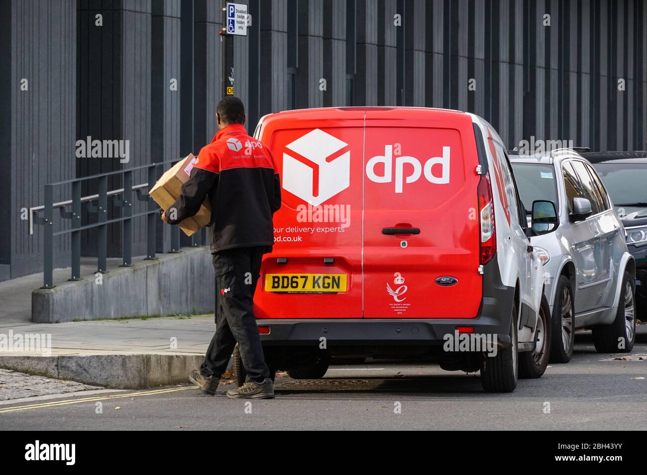 DPD Versandkurier, London England Vereinigtes Königreich Großbritannien Stockfoto