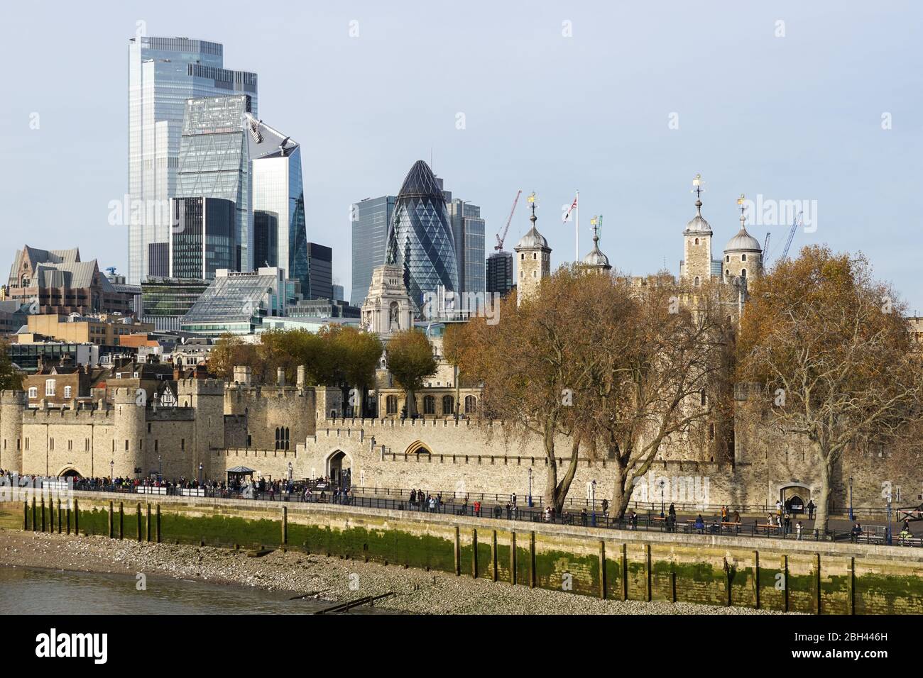 Wolkenkratzer in der City of London und Tower of London Castle, England Vereinigtes Königreich Großbritannien Stockfoto