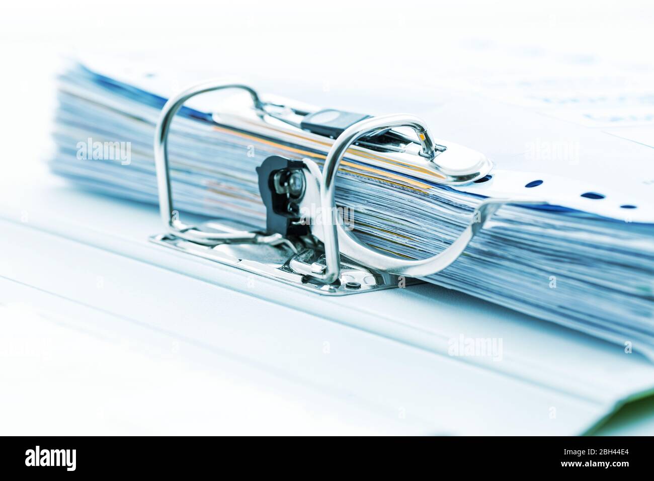 Detail des geöffneten Ordners, der mit Dokumenten in Cyan gefüllt ist. Symbol für Geschäft oder Bürokratie, Stockfoto