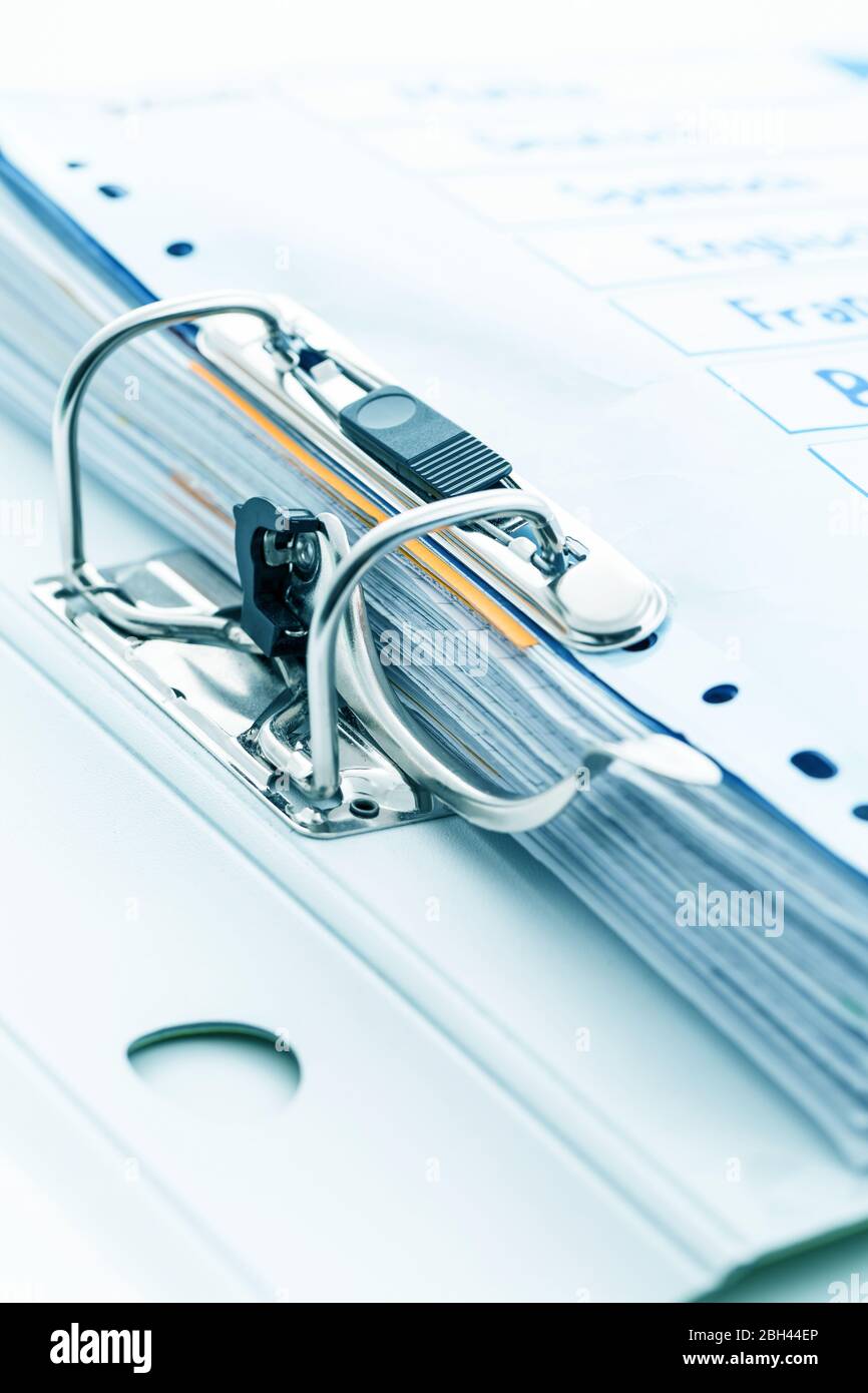 Detail des geöffneten Ordners, der mit Dokumenten in Cyan gefüllt ist. Symbol für Geschäft oder Bürokratie, Stockfoto