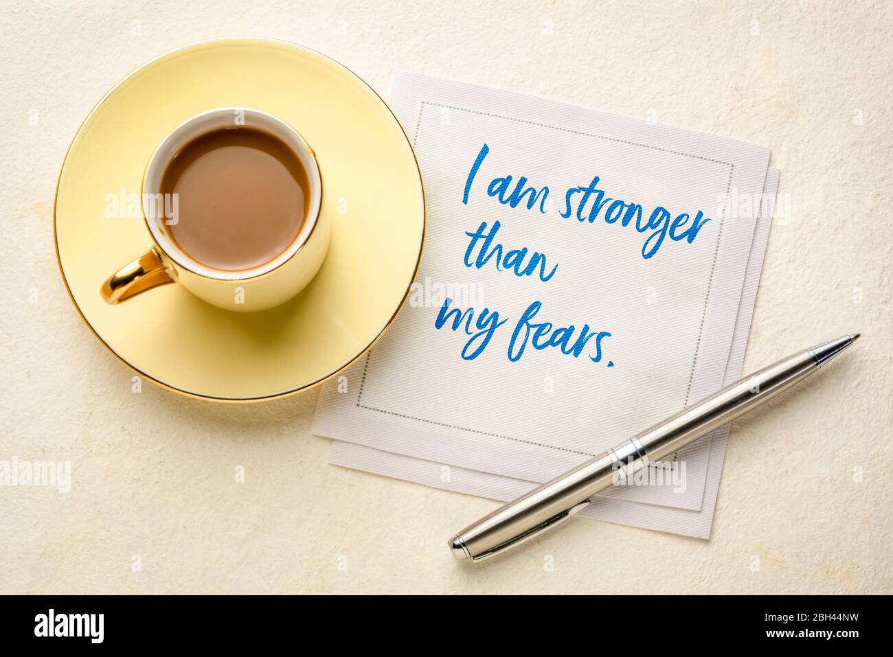 Ich bin stärker als meine Ängste - handschriftlich auf Serviette mit Kaffee. Positive Affirmation und persönliche Entwicklung Konzept. Stockfoto
