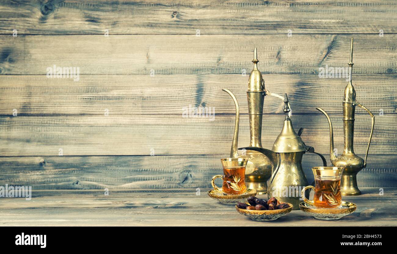 Orientalische Teetafel Dekoration auf rustikalem Holzhintergrund Stockfoto