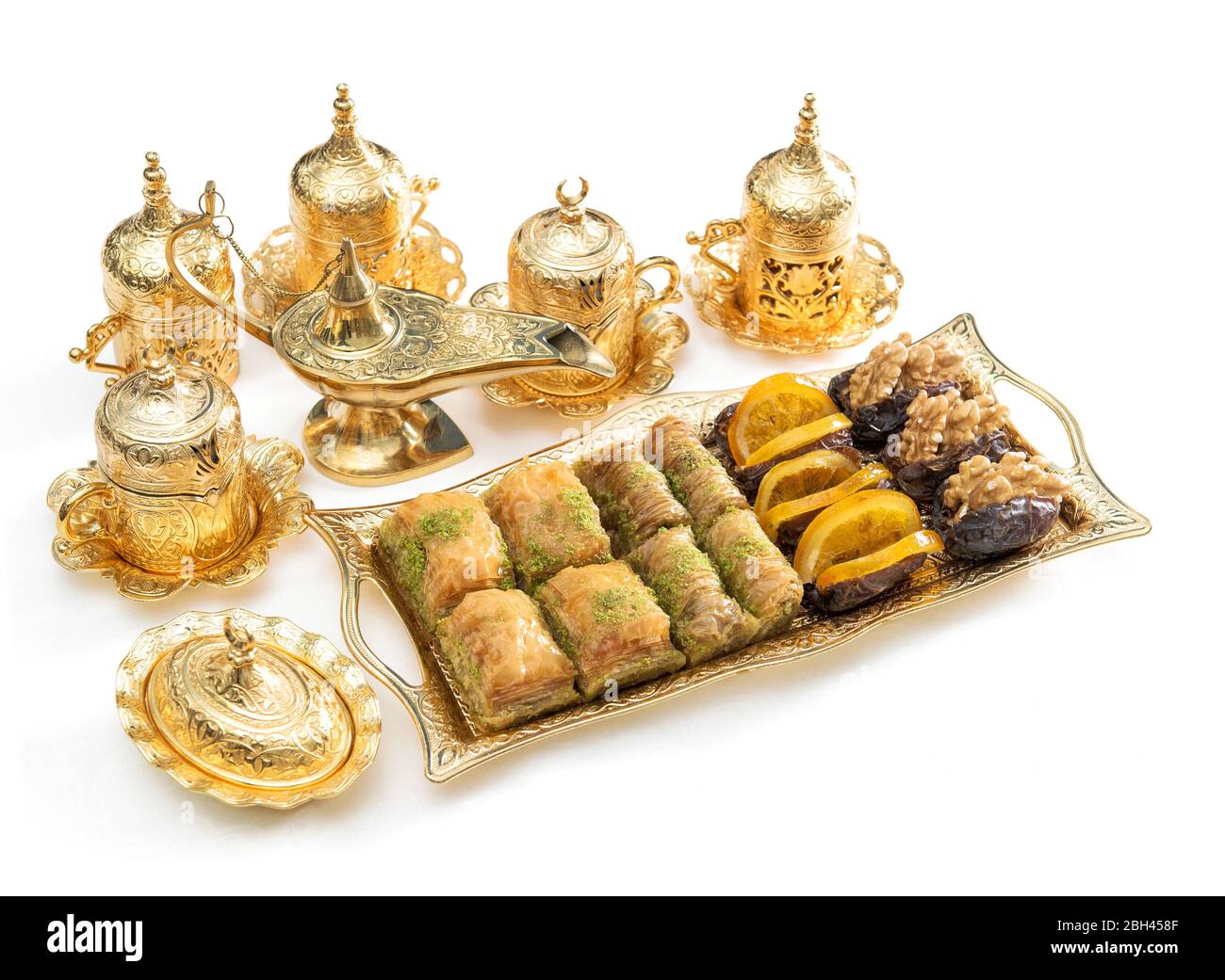 Arabischer Genuss, Teetassen und goldene Laterne. Iftar-Mahlzeit Stockfoto