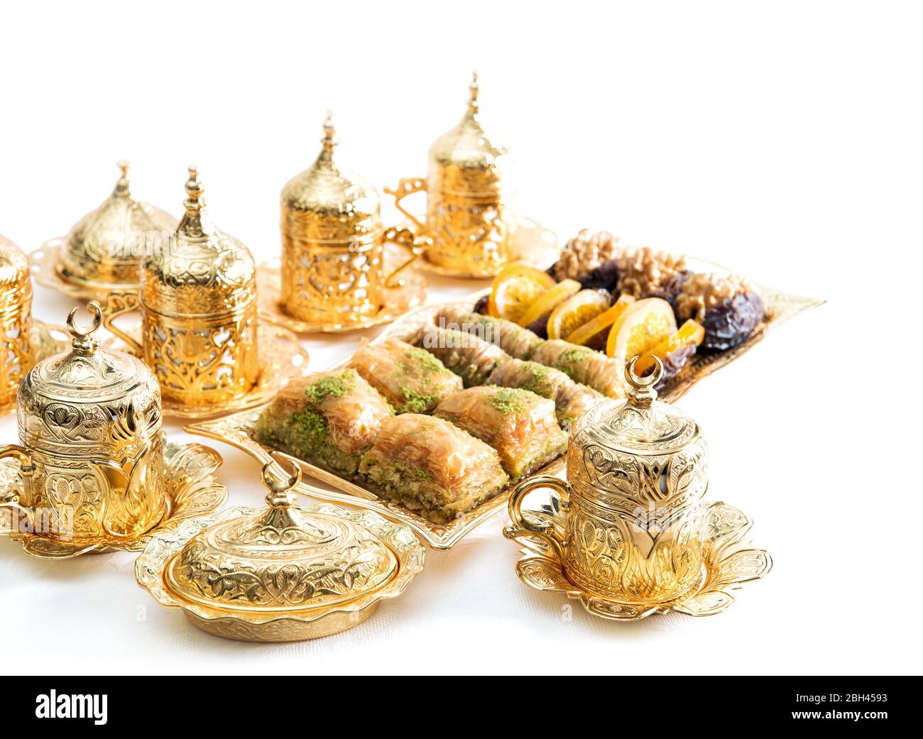 Arabischer Genuss, Kaffeetassen und goldene Dekorationen. Ramadan kareem Stockfoto