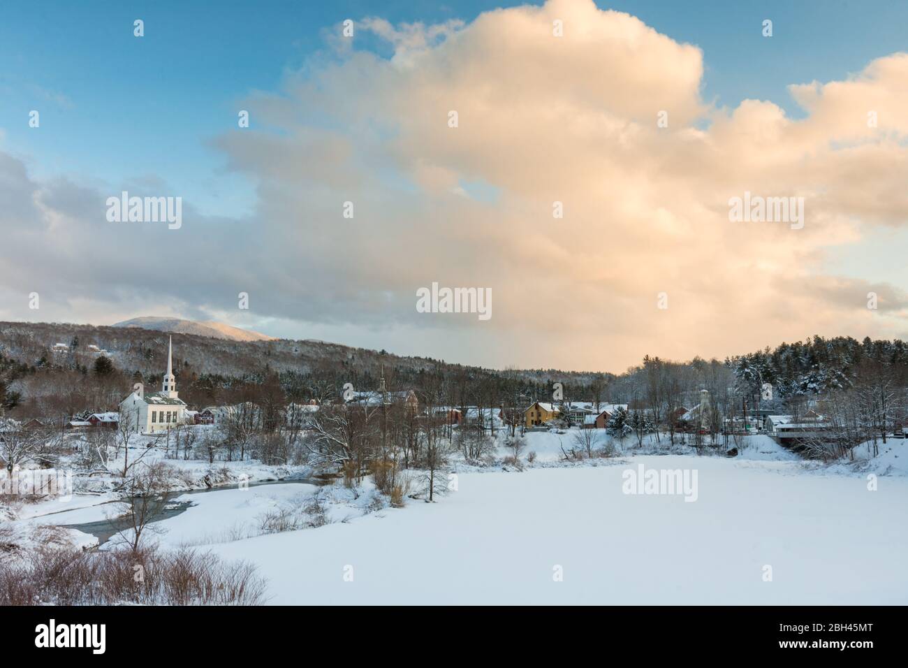 Sonnenuntergang über Stowe Vermont im Winter Stockfoto