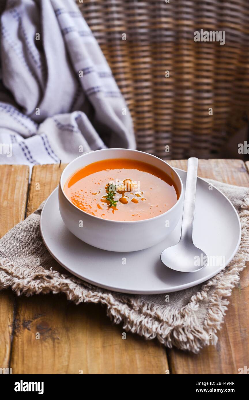 Eine Schüssel mit köstlichen herzhaften hausgemachten Curry Linsensuppe. Typisch marokkanisches Essen. Ramadan-Konzept Stockfoto