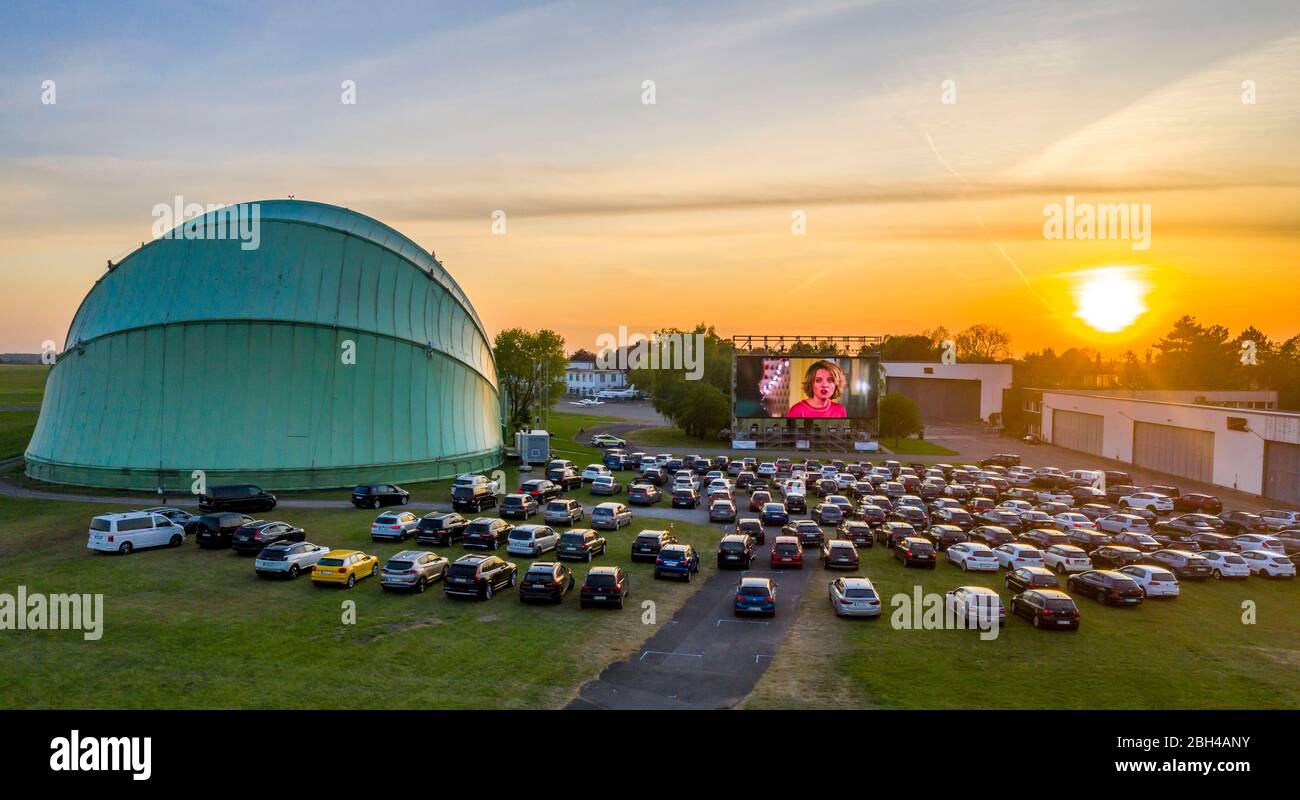 Drive-in Kino am Flughafen Essen/MŸlheim 'Motor Movies', temporäre Filmvorführung, im Luftschiffhangar der WDL, Veranstaltung in Übereinstimmung mit Kontaktrestric Stockfoto