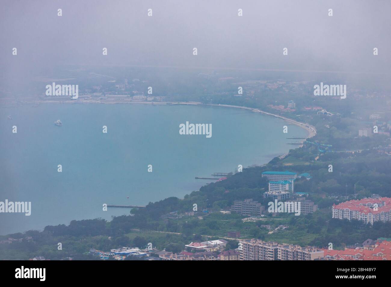 Panorama der Kurstadt Gelendzhik. Die Art mit dem Thin Cape. Gelendzik Bay ist im Hintergrund des Markotkh Grat sichtbar Stockfoto