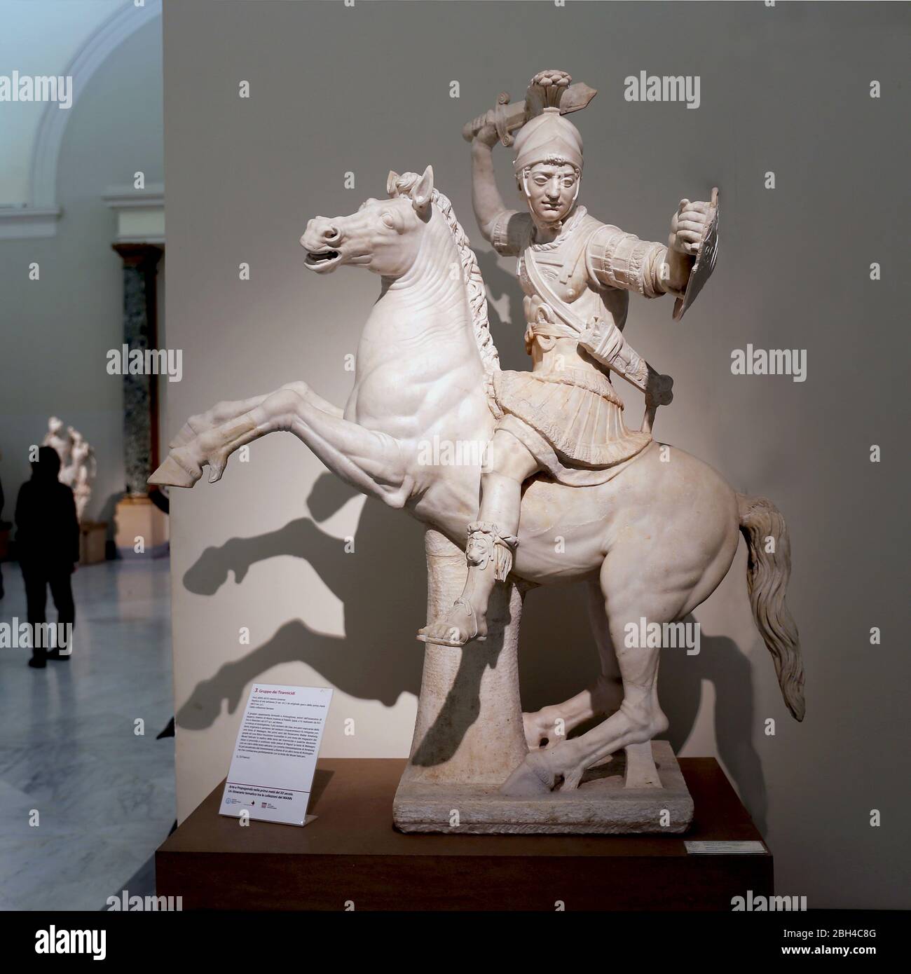 Krieger im Pferd. Marmorstatue aus dem 2. Jahrhundert n. Chr. Kopie eines griechischen Originals. Archäologisches Museum von Neapel, Italien. Stockfoto