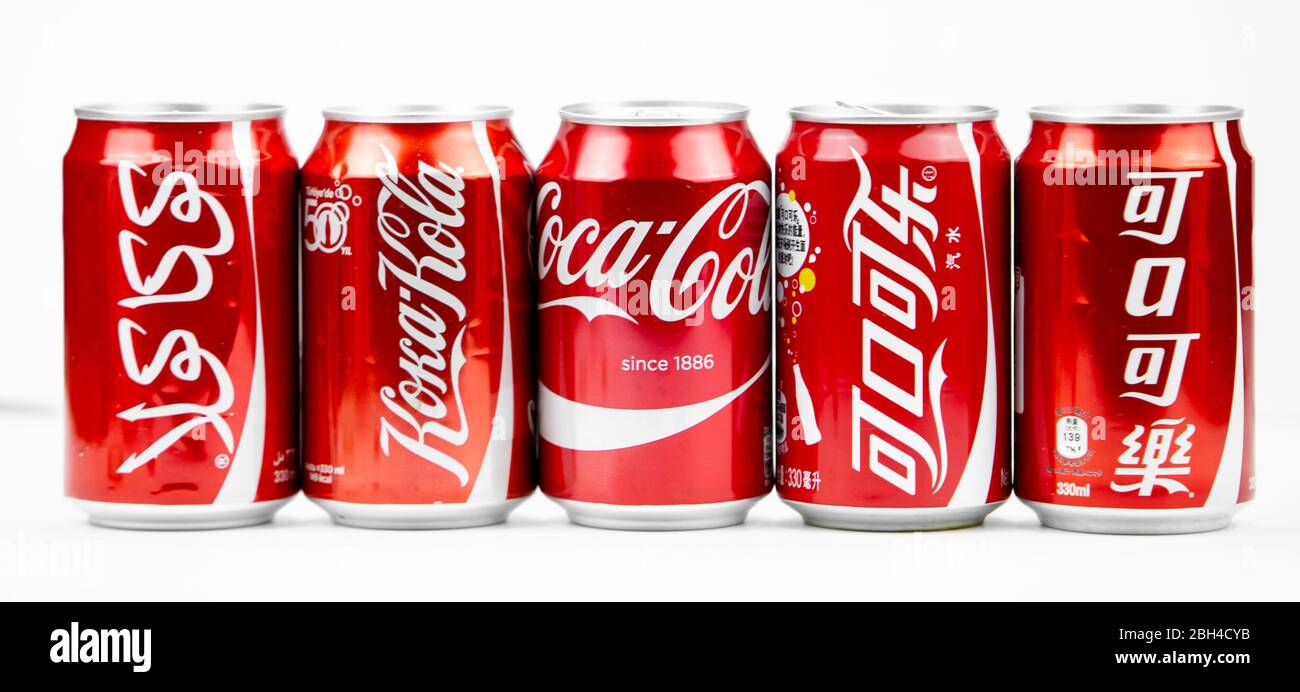 Atlanta, Georgia, USA 4. April 2020: Fünf Dosen Coca-Cola mit Logo in verschiedenen Sprachen: Russisch, Arabisch, Koreanisch, Englisch, Thai isoliert auf Stockfoto