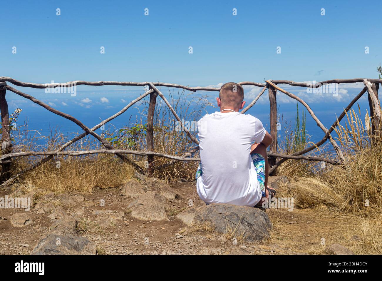 MADEIRA, PORTUGAL - 27. JULI 2018: Tourist schaut am Aussichtspunkt pensiver in die Ferne Stockfoto