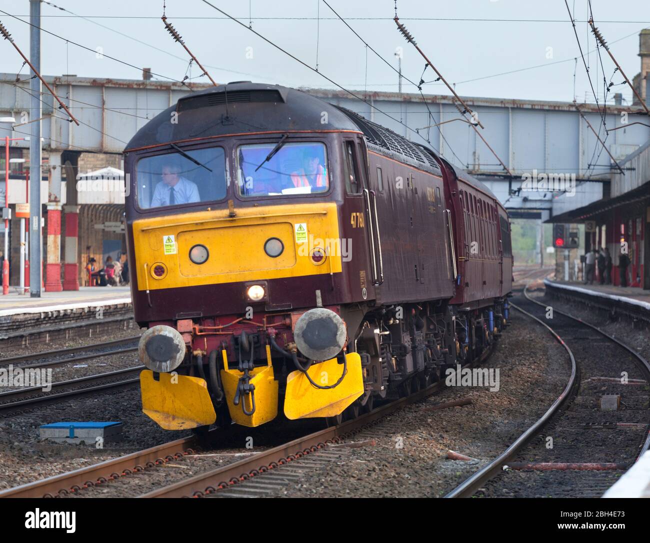 West Coast Railways Baureihe 47 Diesel Lokomotive 47760 durch Lancaster mit einem Zug von leeren Charter-Wagen. Stockfoto