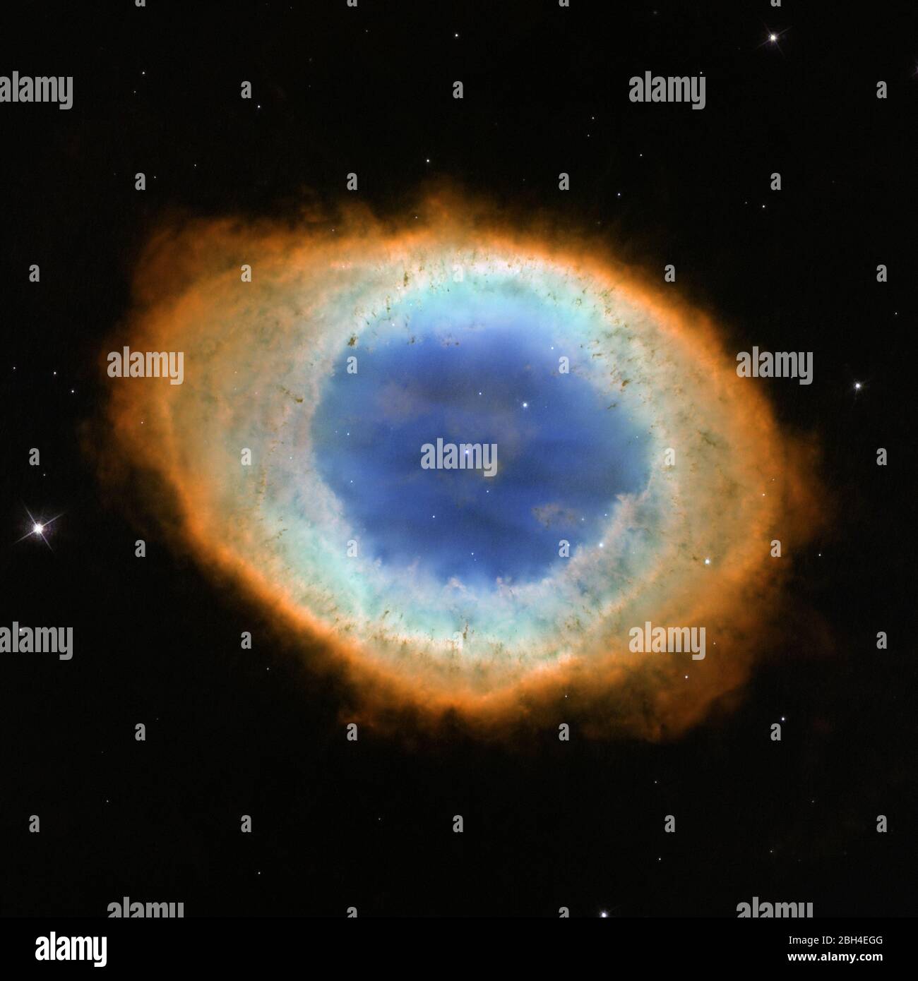 Washington, Usa. April 2020. Dieses Bild zeigt die dramatische Form und Farbe des Ringnebels, auch Messier 57 genannt. Aus Sicht der Erde sieht der Nebel aus wie eine einfache elliptische Form mit einer zottigen Grenze. Beobachtungen, die vorhandene bodenbasierte Daten mit neuen Daten des NASA/ESA Hubble Space Telescope kombinieren, zeigen jedoch, dass der Nebel wie ein verzerrter Donut geformt ist. Stockfoto