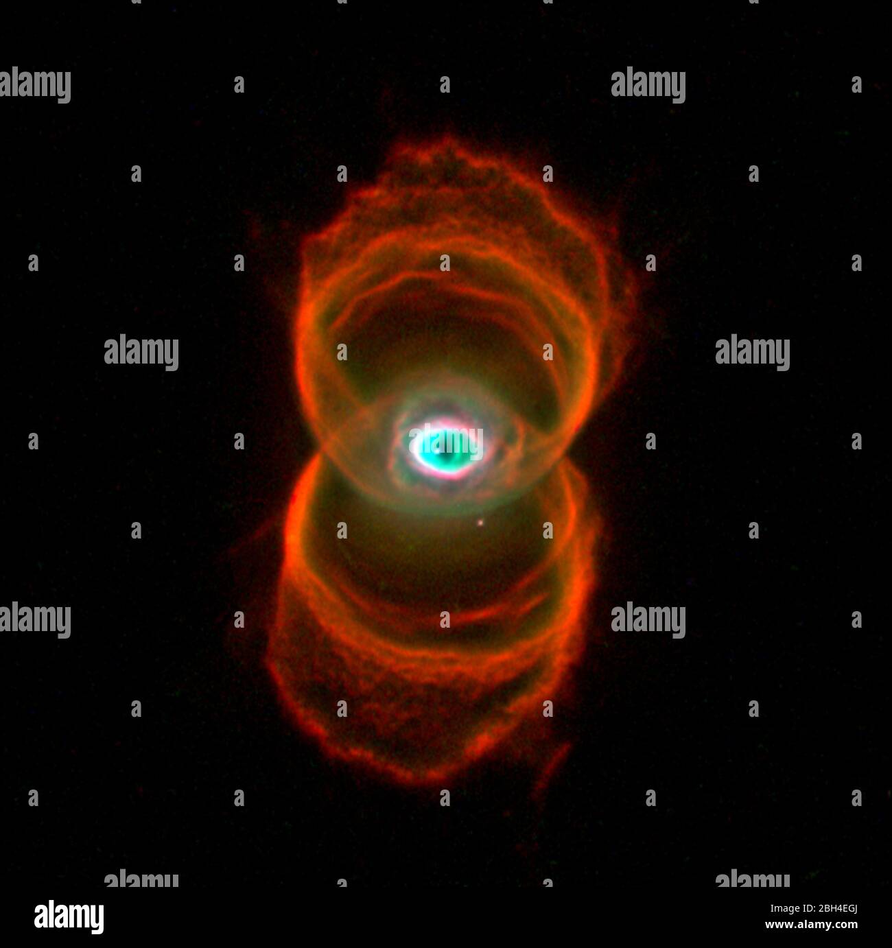 Dies ist ein Bild von MyCn18, einem jungen planetarischen Nebel, der etwa 8,000 Lichtjahre entfernt liegt, aufgenommen mit der Wide Field and Planetary Camera 2 (WFPC2) an Bord des Hubble Space Telescope (HST). Dieses Hubble-Bild zeigt die wahre Form von MyCn18 als Sanduhr mit einem komplizierten Muster von Radierungen in seinen Wänden. Dieses Bild besteht aus drei separaten Bildern, die im Licht von ionisiertem Stickstoff (dargestellt durch Rot), Wasserstoff (grün) und doppelt ionisiertem Sauerstoff (blau) aufgenommen wurden. Stockfoto