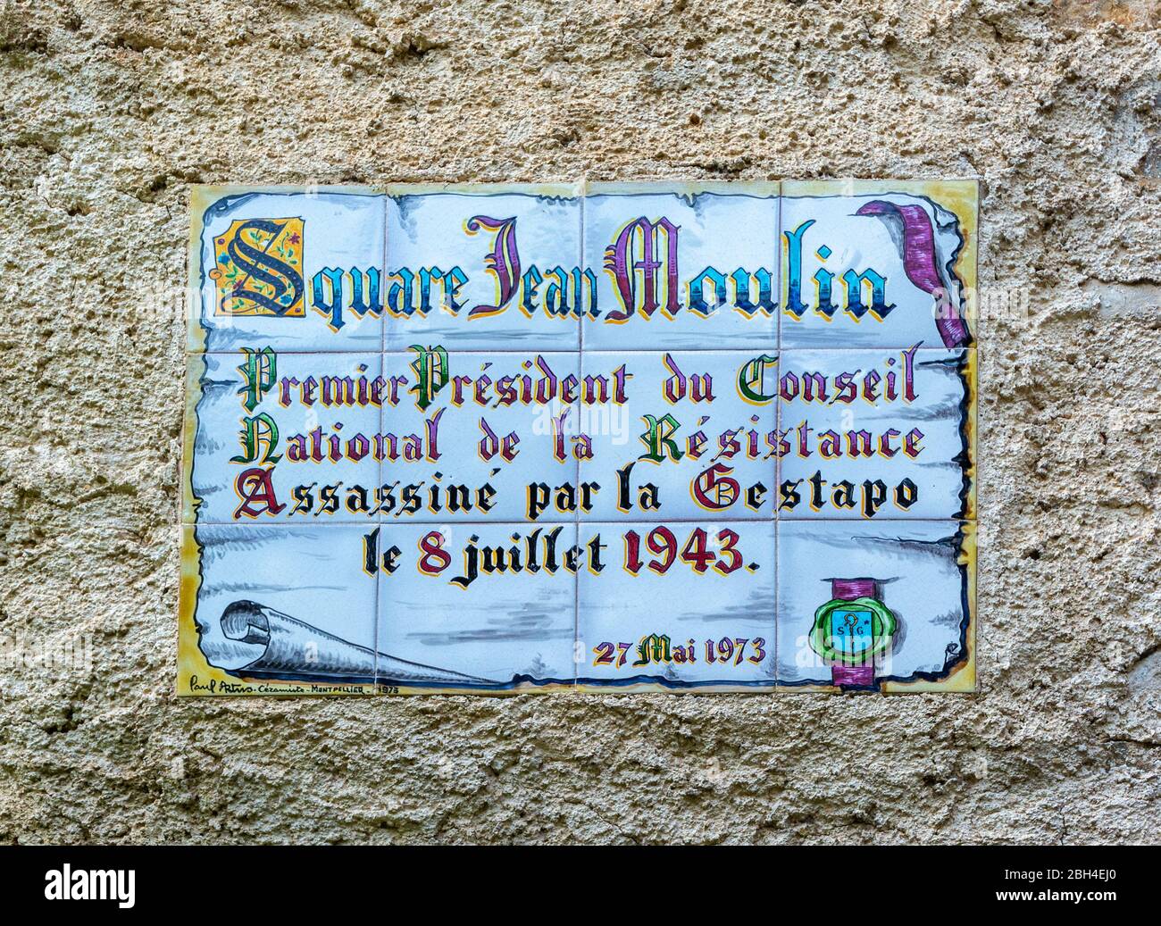 Frankreich, Saint-Guilhem-le-Desert, Square Jean Moulin, Gedenktafel an seine Ermordung durch die Gestapo während des Zweiten Weltkriegs Stockfoto