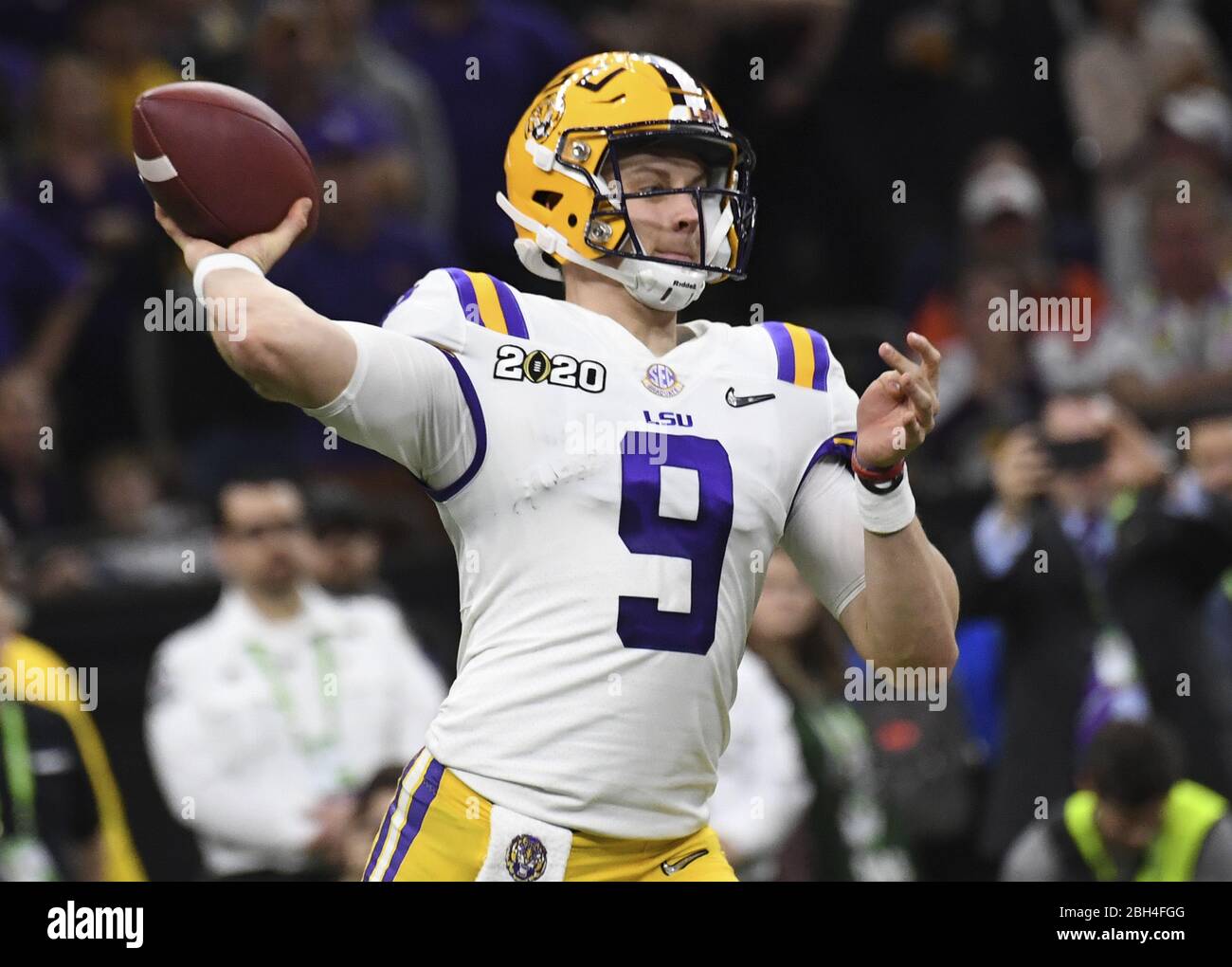 Der Quarterback der LSU Joe Burrow wirft einen Pass im zweiten Viertel des NCAA College-Meisterschaftsspiels gegen Clemson im Superdome in New Orleans, Louisiana am Montag, den 13. Januar 2020. Burrow wird voraussichtlich als #1 Pick insgesamt von den Cincinnati Bengals entworfen werden. Der Entwurf der NFL beginnt am Donnerstag und es wird zwei separate Sendungen geben, eine über ABC und eine zweite, die auf ESPN und NFL Network simuliert werden. Beide Sendungen werden aus den Studios von ESPN in Connecticut stammen. Die Live-Fan besuchte Sportveranstaltung wurde aufgrund der COVID-19 Pandemie abgesagt. Foto von Pat Ben Stockfoto