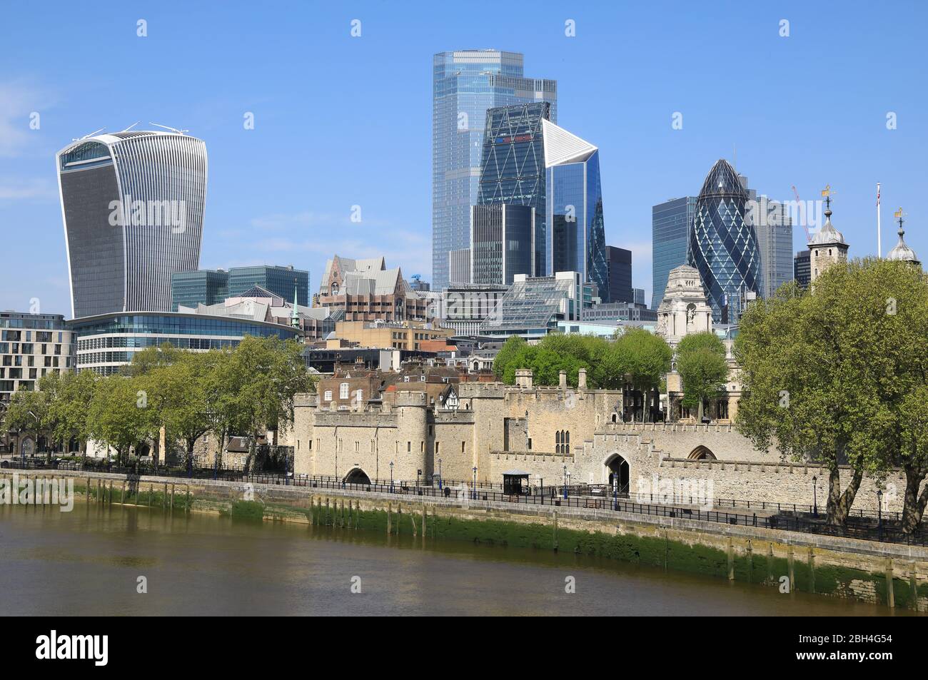 Der Tower of London wurde während der Sperrung der Coronavirus-Pandemie geschlossen, und die Wolkenkratzer der Stadt dahinter, Großbritannien Stockfoto