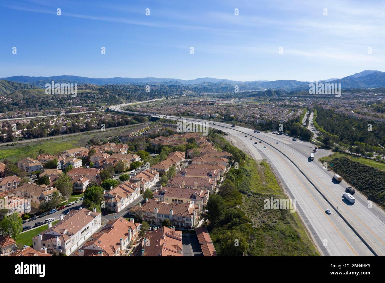 Luftaufnahme über dem California Highway 14 (Antelope Valley Freeway) mit Vororten im weitläufigen Santa Clarita Stockfoto