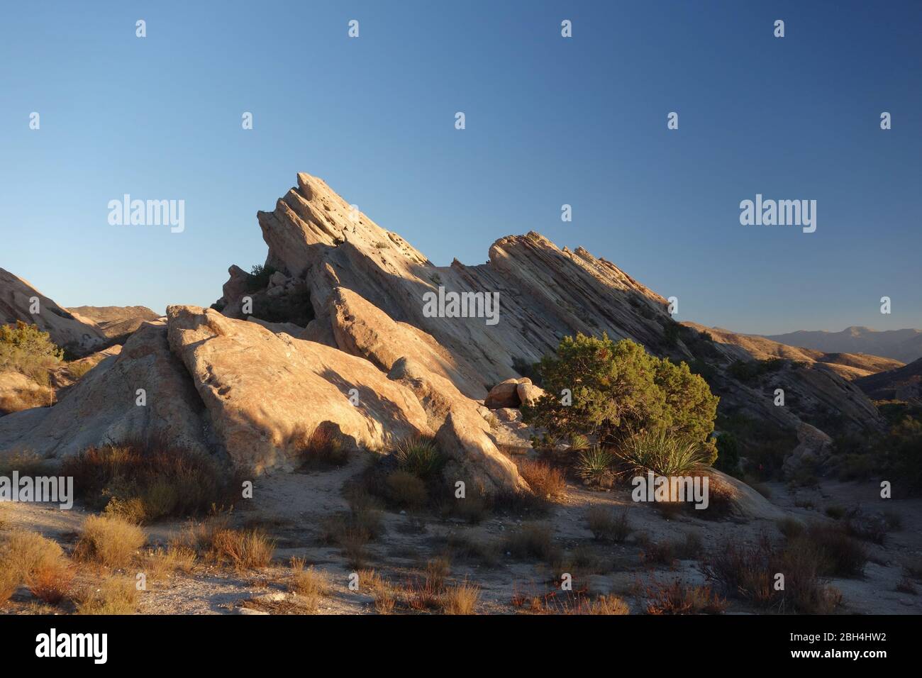 Berühmte abgewinkelte Felsformationen bei Vasquez Rocks in Agua Dulce, Kalifornien, wurden in vielen Filmen und Fernsehserien als Drehort für Star Trek gezeigt Stockfoto