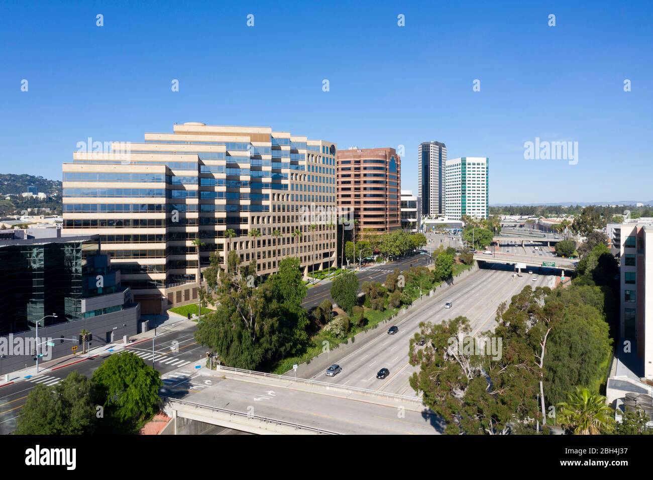 Luftaufnahme über dem Media District und dem Hauptsitz von Warner Brothers und der Autobahn 134 in Burbank, Kalifornien Stockfoto