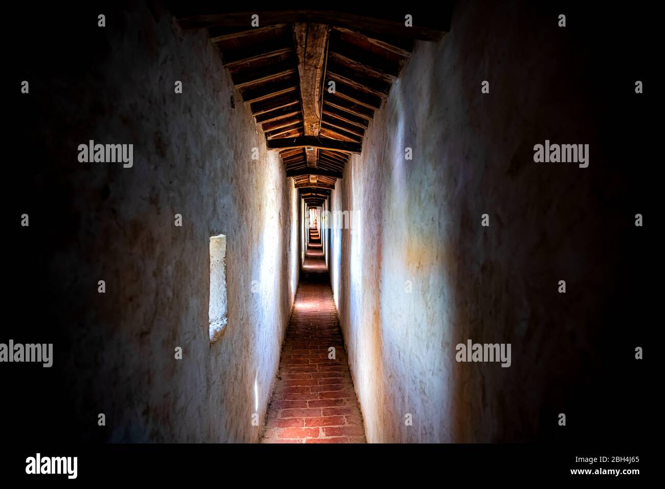 Festung Tunnel leeren dunklen Weg Passage in Castiglione del Lago in Italien mit Fenstern und Schatten in historischen Dorf Festung Stockfoto