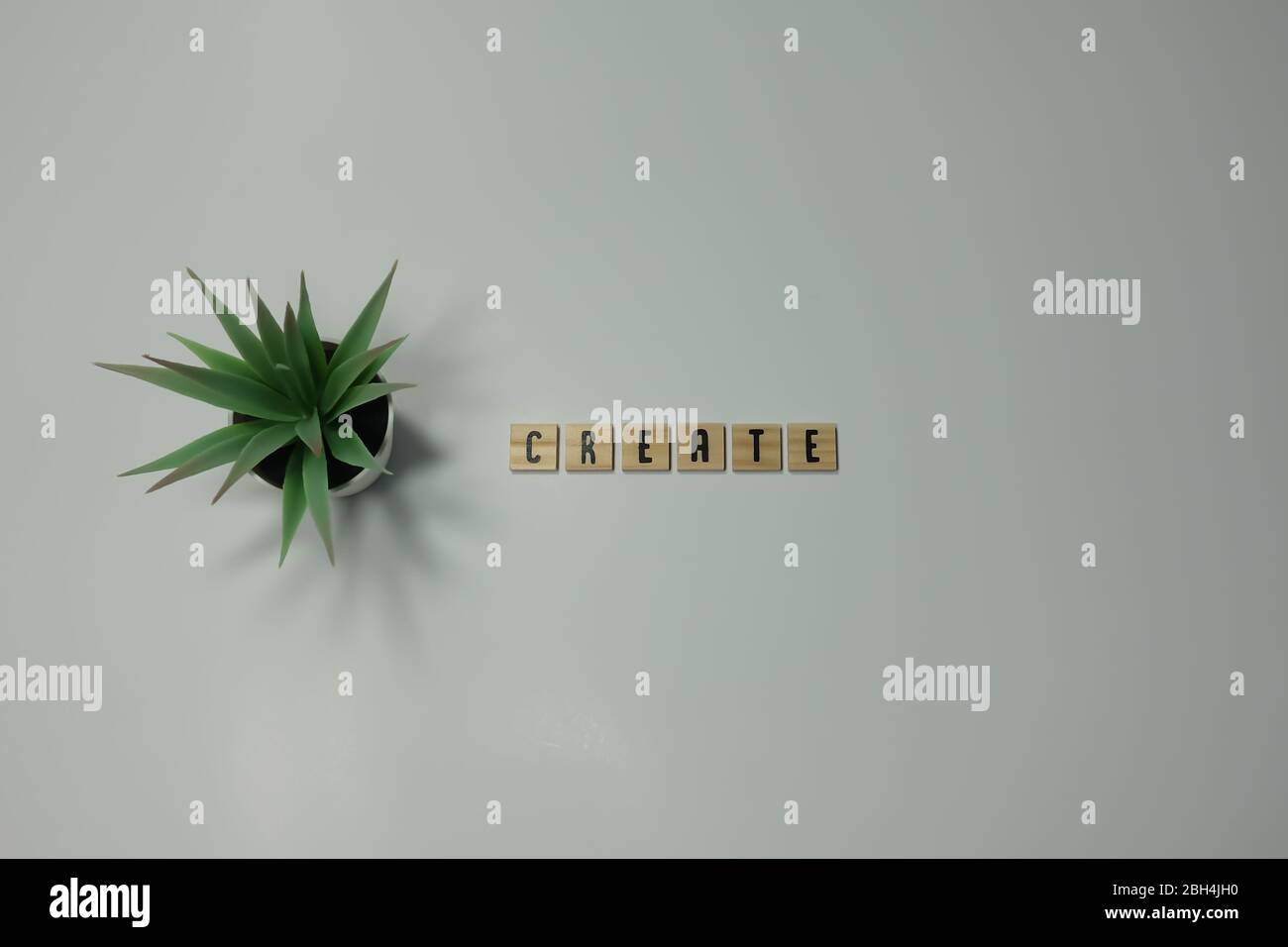 Das Wort Erstellen in hölzernen Buchstaben Fliesen in Stop-Motion-Animation geschrieben. Konzept Business Innovation, Kreativität und Vision. Stockfoto