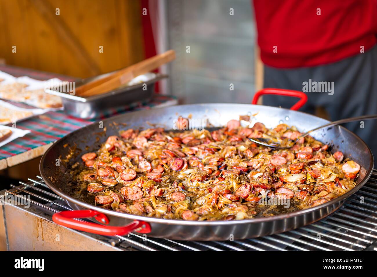 Nahaufnahme des traditionellen polnischen Sauerkraut Bigos Gericht mit Wurst Fleisch, Zwiebeln und Kohl auf Bratpfanne auf Warschau Polen weihnachtsmarkt Stockfoto