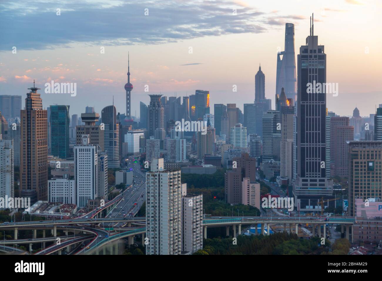 Blick auf die Skyline von Shanghai bei Sonnenaufgang, Luwan, Shanghai, China Stockfoto