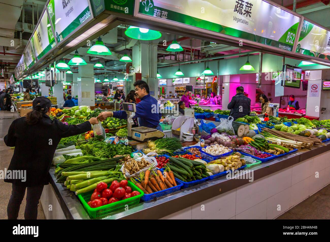 Blick auf den Gemüsestall auf dem belebten Markt Huangpu, Shanghai, China, Asien Stockfoto