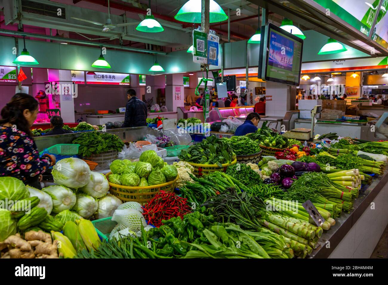 Blick auf den Gemüsestall auf dem belebten Markt Huangpu, Shanghai, China, Asien Stockfoto