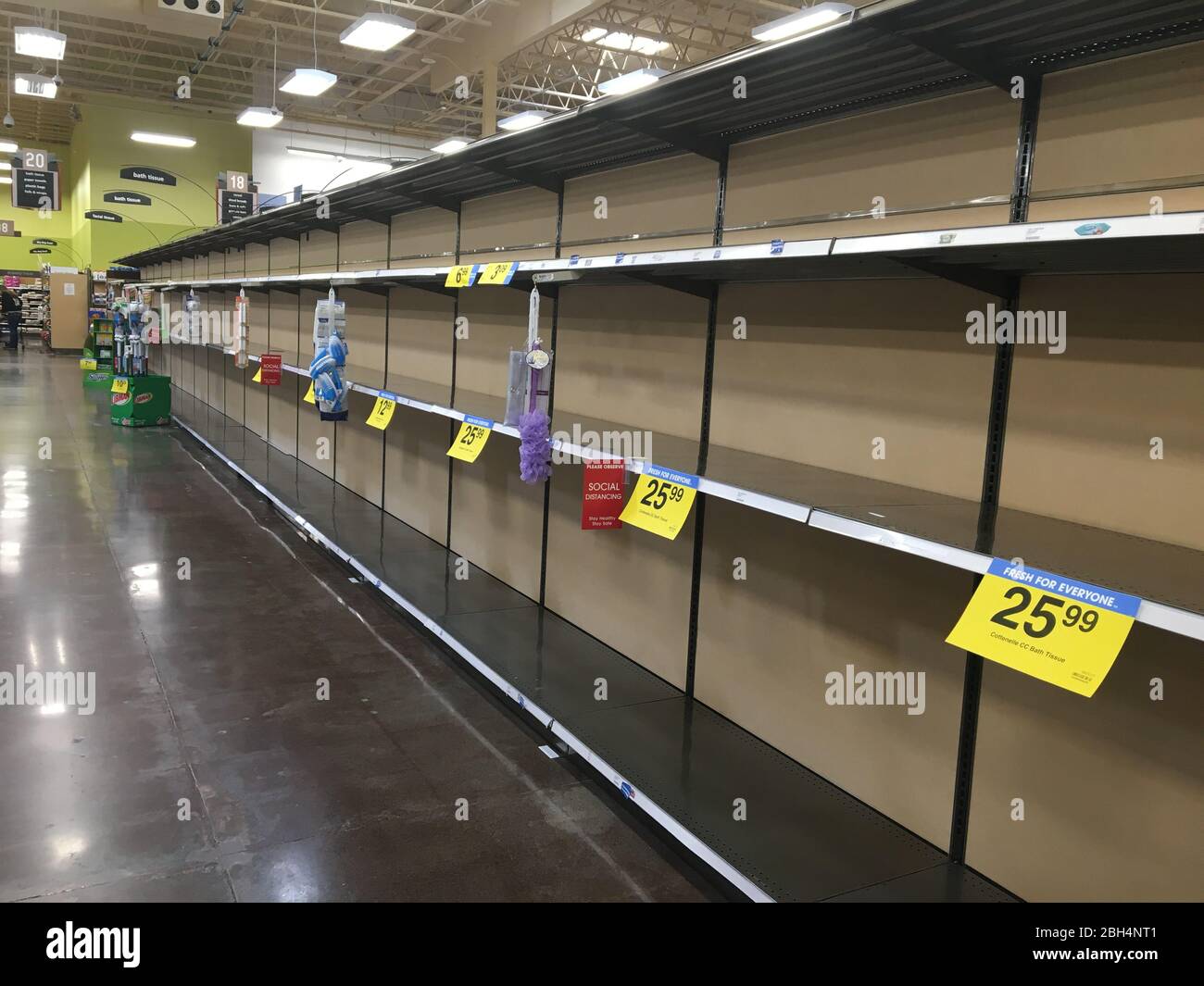 Leere Regale in einem Fred Meyer-Geschäft in Portland Oregon nach dem Panikkauf von Reinigungs- und Tissueprodukten während der Covid-19-Pandemie im April 2020. Stockfoto