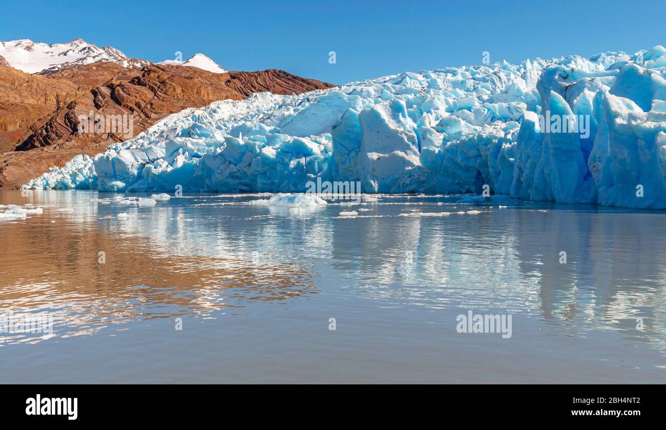 Panorama des Grauen Gletschers am Lago Grey (Grauer See) mit den Andenbergen im Hintergrund, Nationalpark Torres del Paine, Patagonien, Chile. Stockfoto