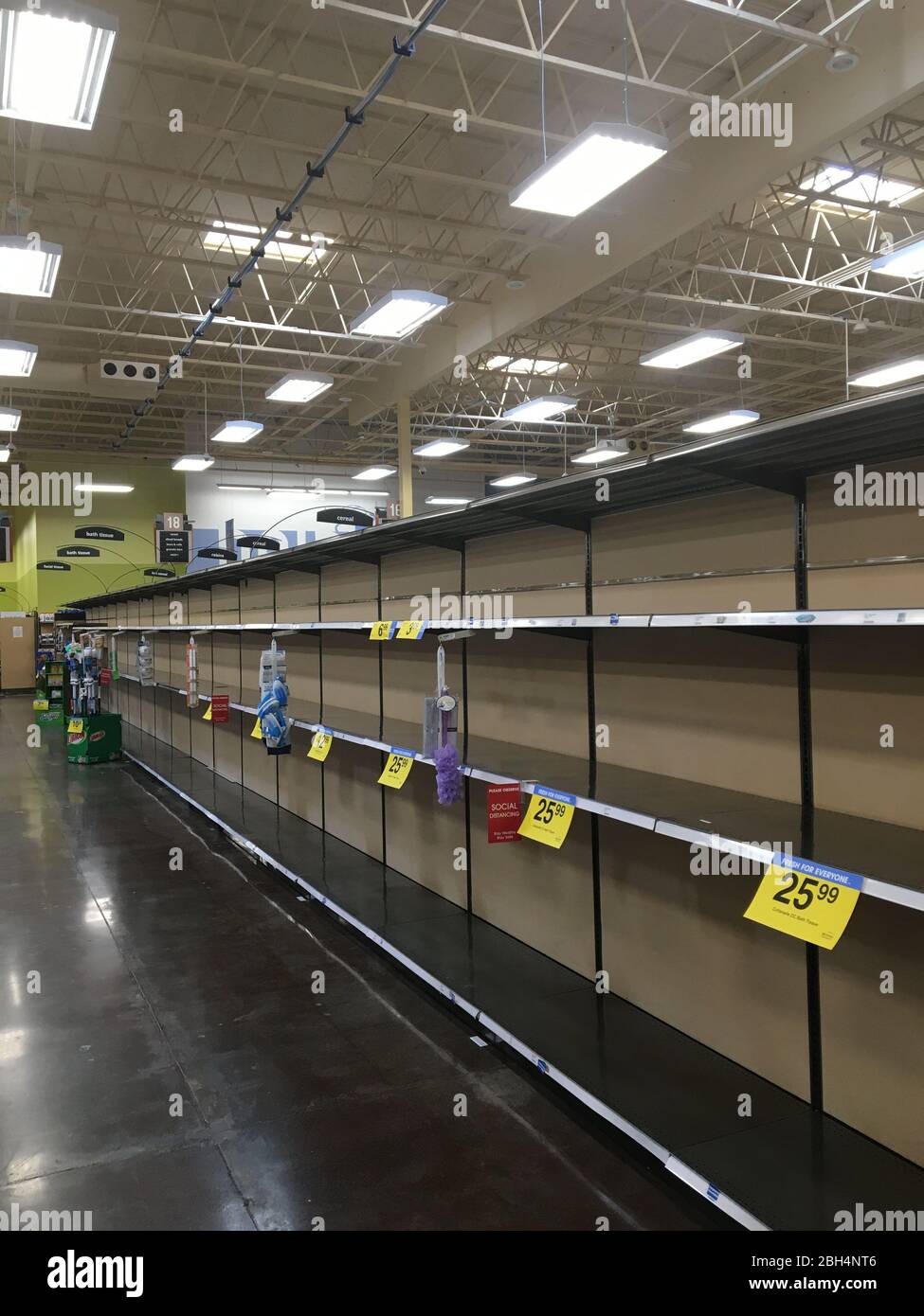 Leere Regale in einem Fred Meyer-Geschäft in Portland Oregon nach dem Panikkauf von Reinigungs- und Tissueprodukten während der Covid-19-Pandemie im April 2020. Stockfoto
