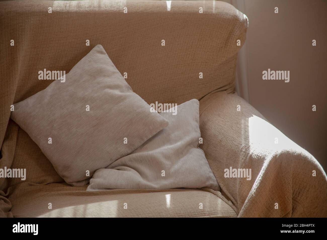 Wohnkonzept: Beige Sofa mit zwei weißen Pads Stockfoto