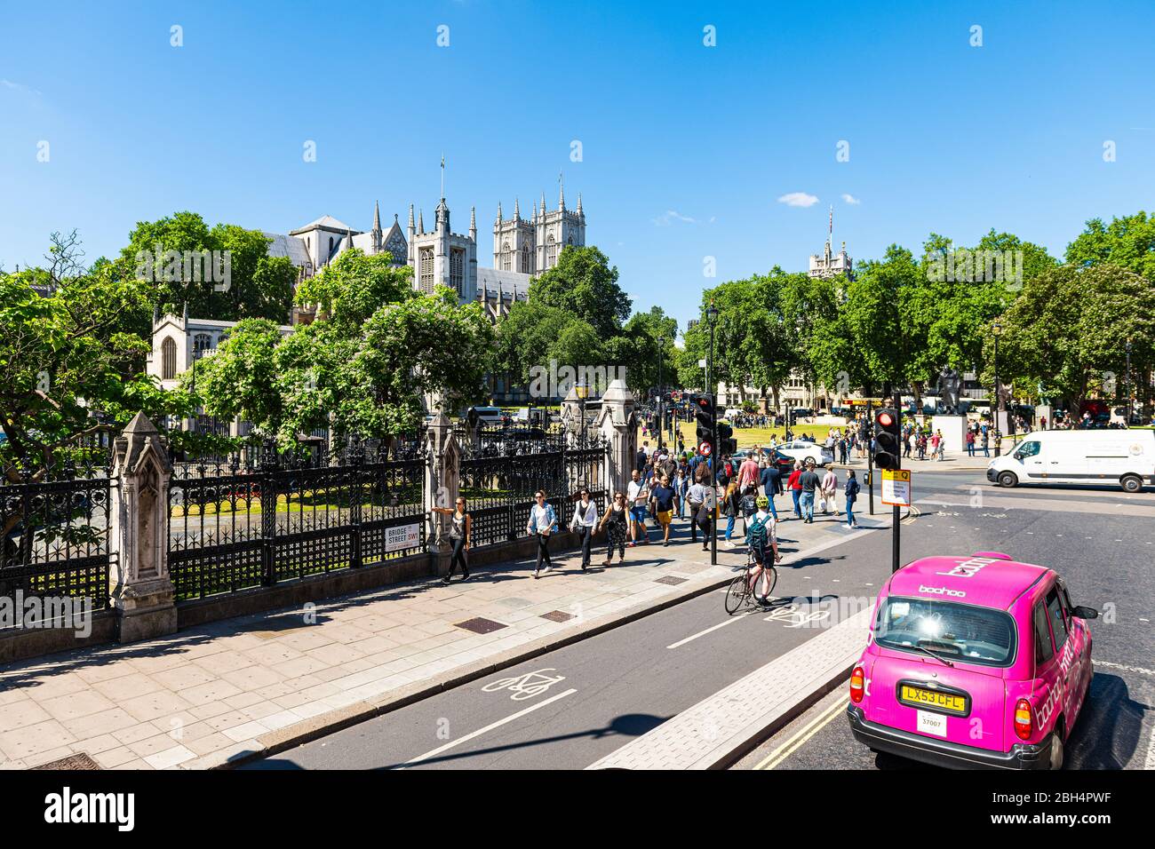 London, Großbritannien - 22. Juni 2018: Westminster Abbey mit Platz und Menschen auf der Krim und Indian Mutiny Denkmal und Bürgersteig auf Bridge Street und Boohoo Auto Stockfoto