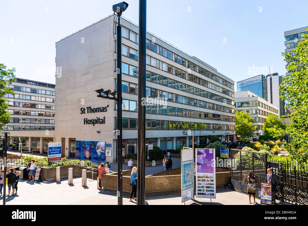 London, Großbritannien - 22. Juni 2018: Blick aus dem Blickfeld auf Menschen, die am Gebäude vorbei gehen, Schild für das St. Thomas' Krankenhaus an sonnigen Sommertagen Stockfoto