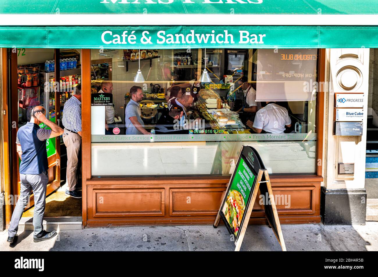 London, Großbritannien - 22. Juni 2018: Masters Sandwich Bar Restaurant Café Shop Schild auf Fleet Street in der Innenstadt während des Sommertages über Sicht Stockfoto