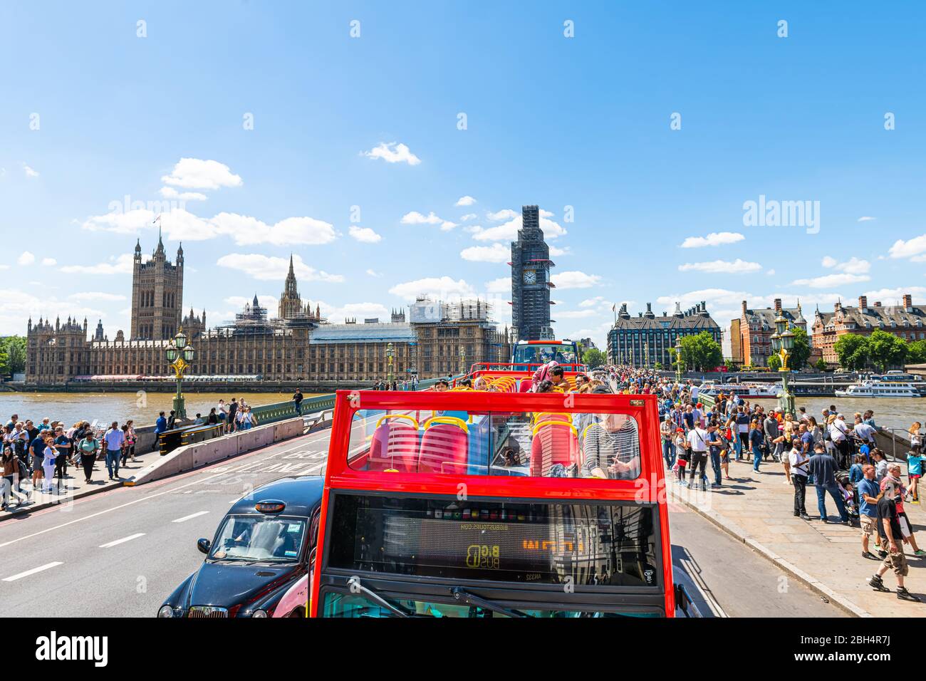 London, Großbritannien - 22. Juni 2018: Stadtansicht pov vom Big Bus mit Menschen, die auf dem Bürgersteig der Straße und den Häusern des parlaments laufen Stockfoto