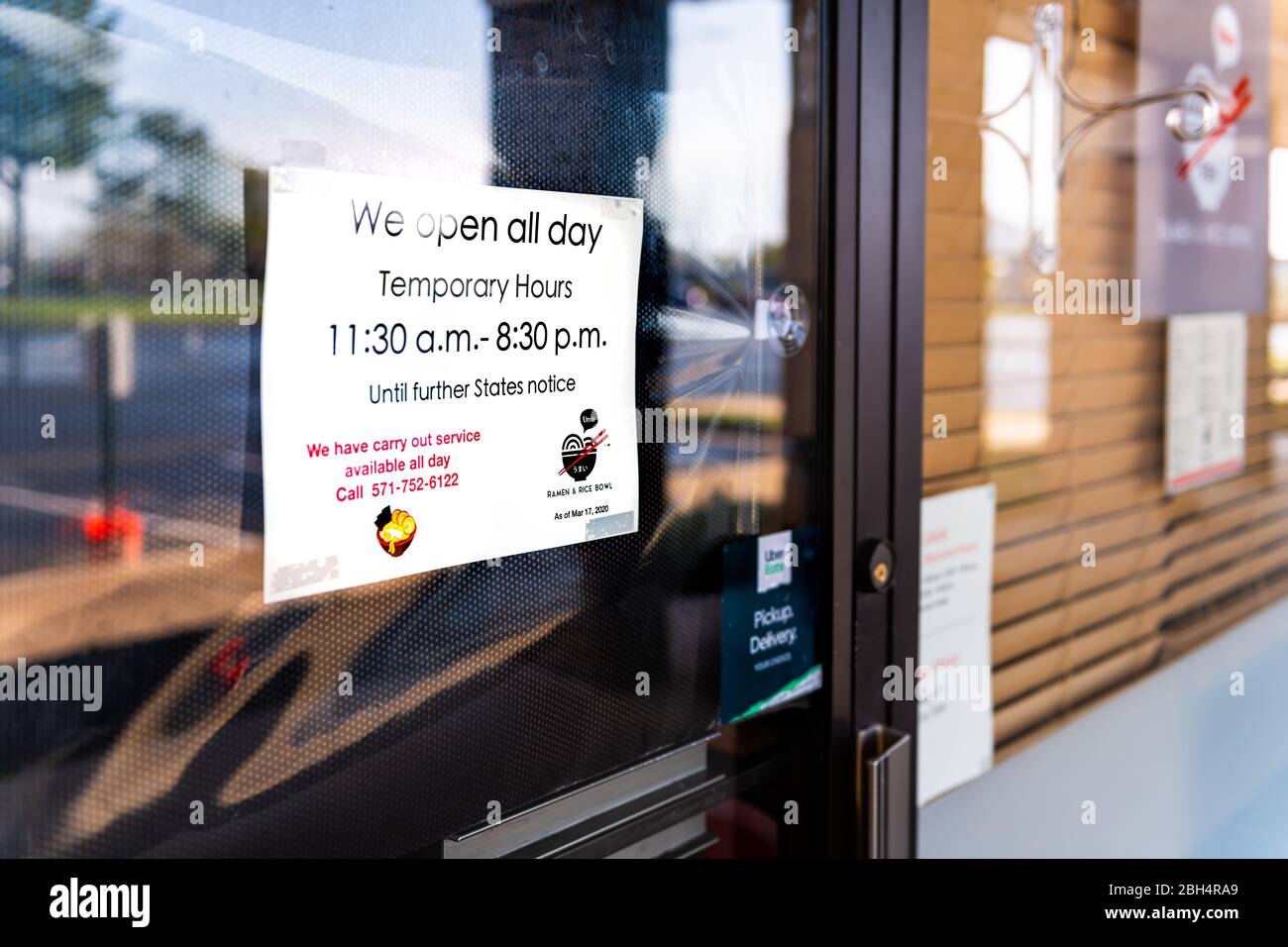 Herndon, USA - 9. April 2020: Virginia Fairfax County mit Schild und Türeingang für Ramen und Reis Schüssel asiatischen Restaurant und greifen und gehen Sie nehmen Sie aus du Stockfoto