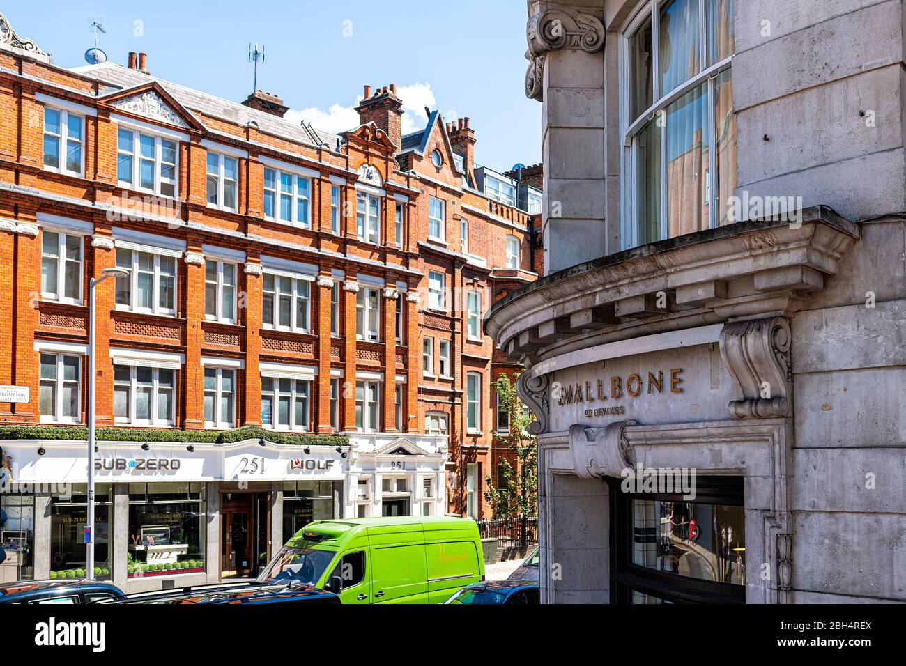 London, Großbritannien - 22. Juni 2018: Das Viertel Knightsbridge mit Backsteinarchitektur und Smallbone of Devizes ist ein Schild am Gebäude im Einkaufszentrum Stockfoto