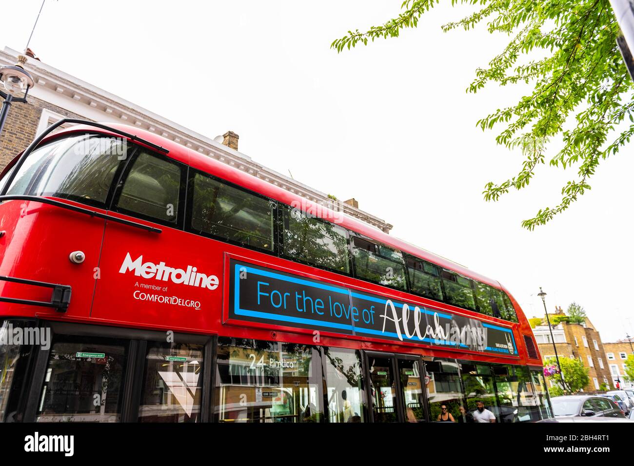 London, UK - 23. Juni 2018: Weitwinkelansicht des roten Doppeldeckerbusses auf der Straße in der Innenstadt mit Reklamezeichen für allah islam Stockfoto