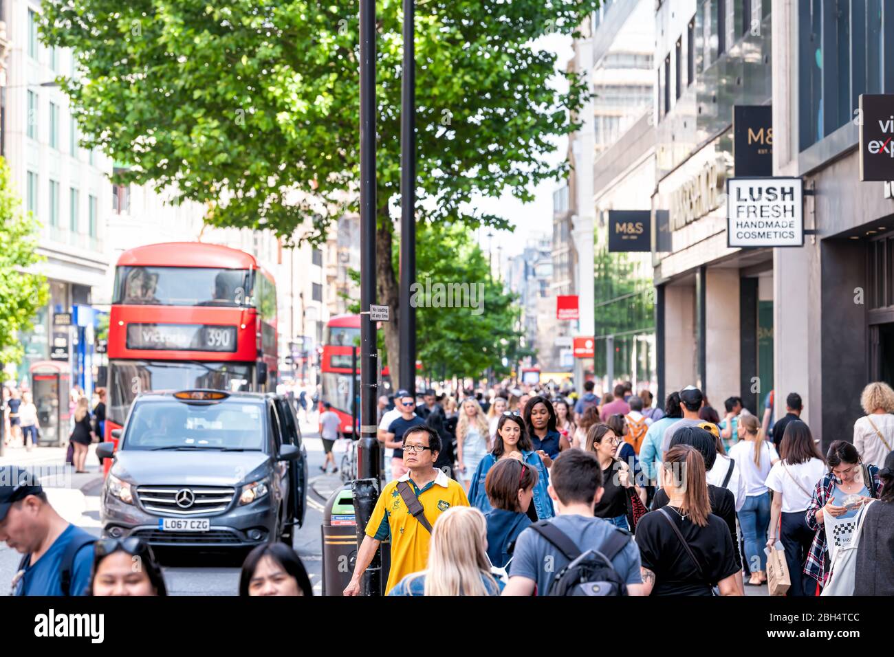 London, Großbritannien - 24. Juni 2018: Marks & Spencer Shop mit Menschenmengen, die auf dem Bürgersteig in Soho spazieren gehen, mit einem Schild am Außeneingang für üppig frisches Cosmet Stockfoto